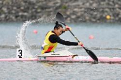 开云官方app入口-皮划艇比赛中选手奋勇前进，无惧风浪的简单介绍