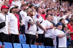 开云体育app-关于深圳队艰难取胜，全队庆祝，球迷欢呼的信息