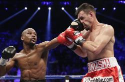 开云体育直播-赛道与球场的双重奏，F1揭幕战焦点与马刺横扫黄蜂的启示