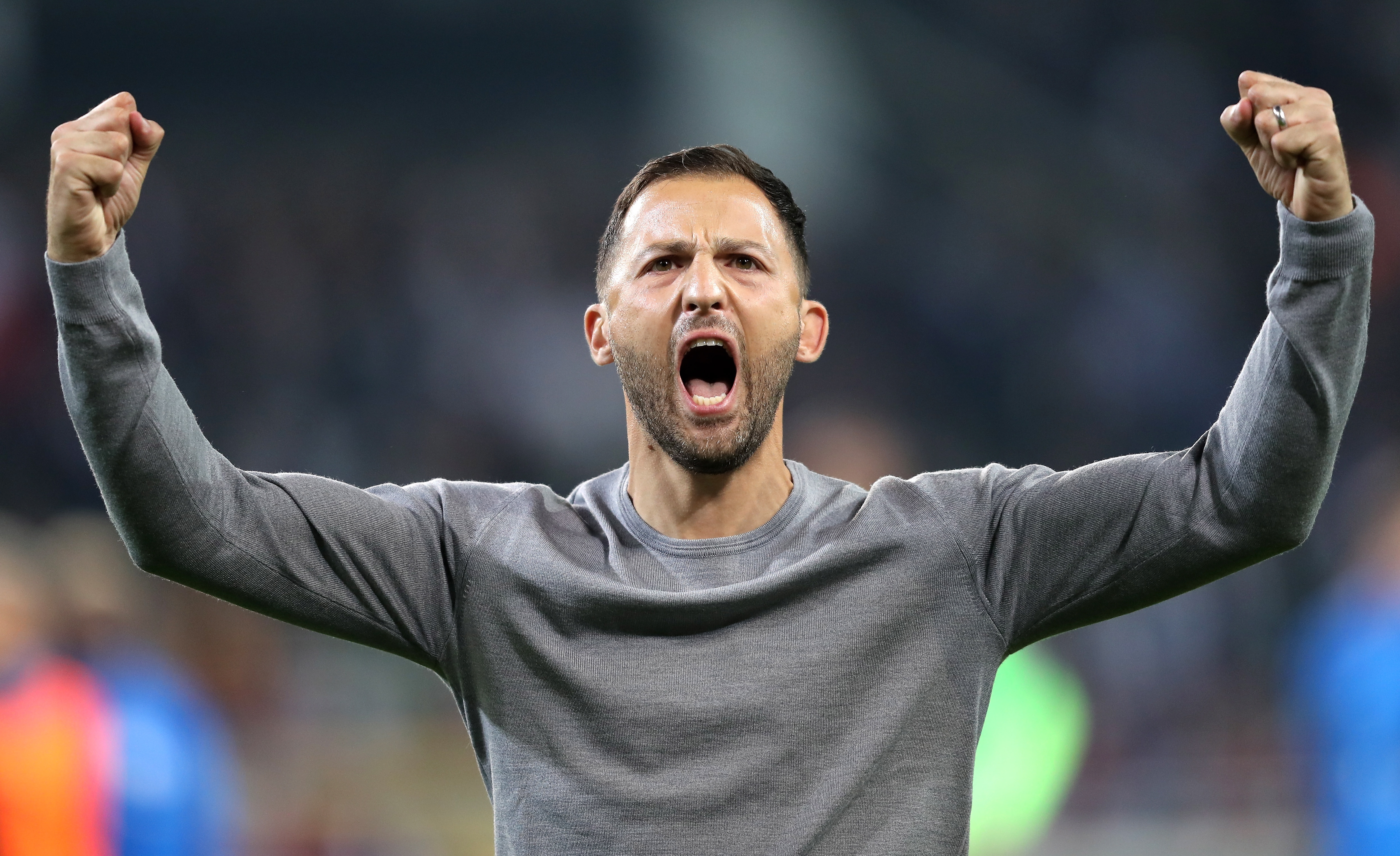 沙尔克球员凭借实力，取得胜利