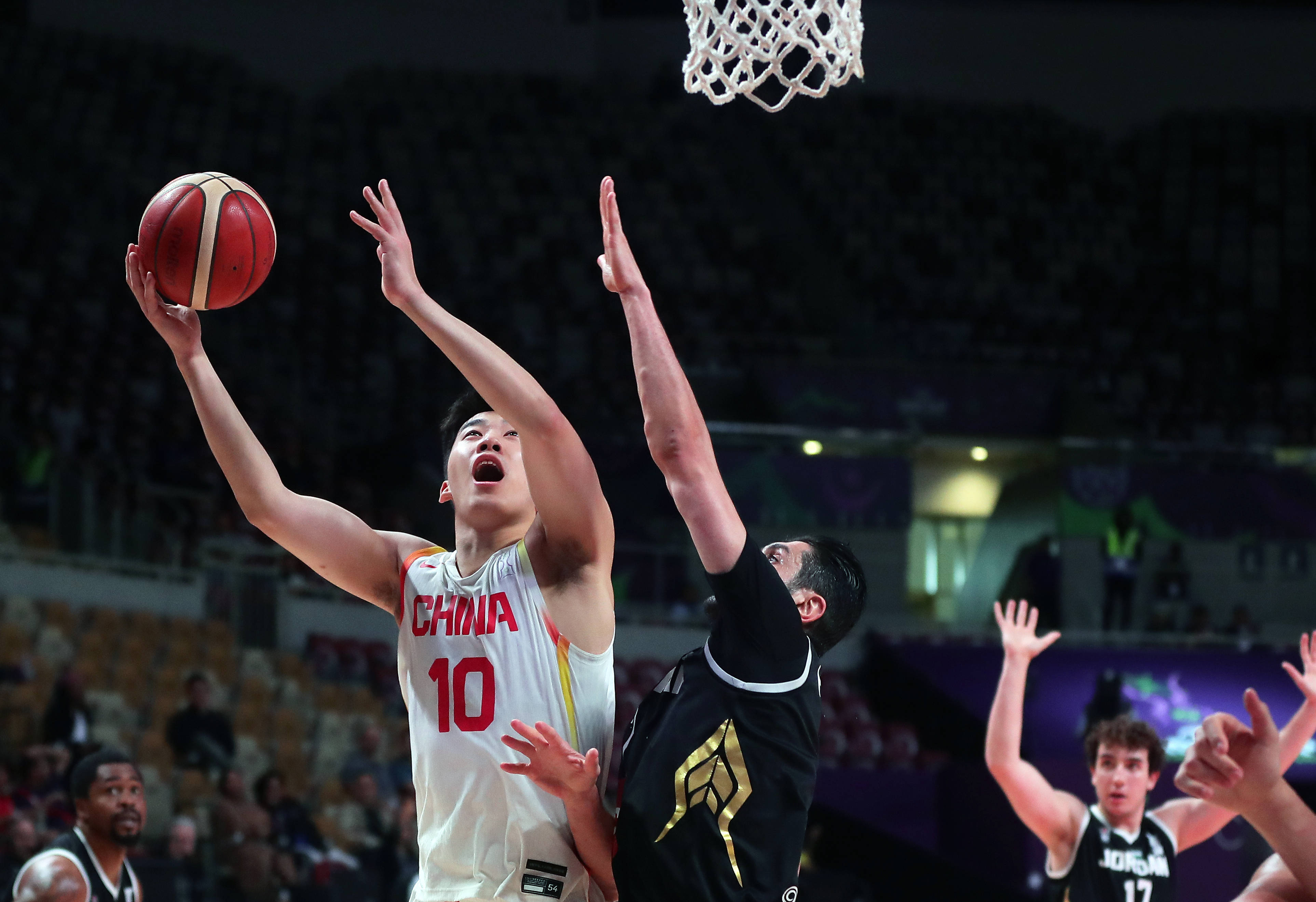 亚洲球队在全球篮球赛中崭露头角，备受瞩目