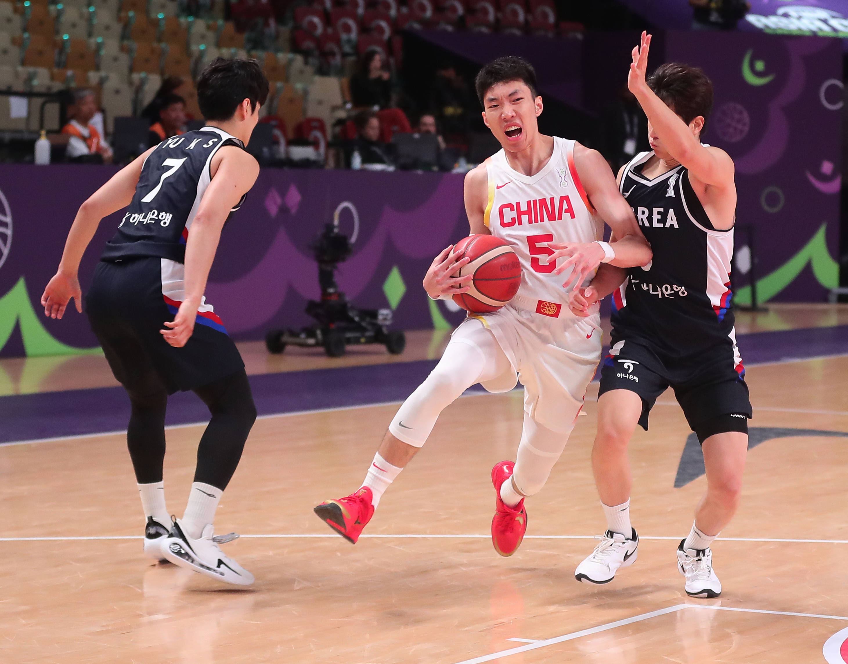 亚洲球队在全球篮球赛中崭露头角，备受瞩目