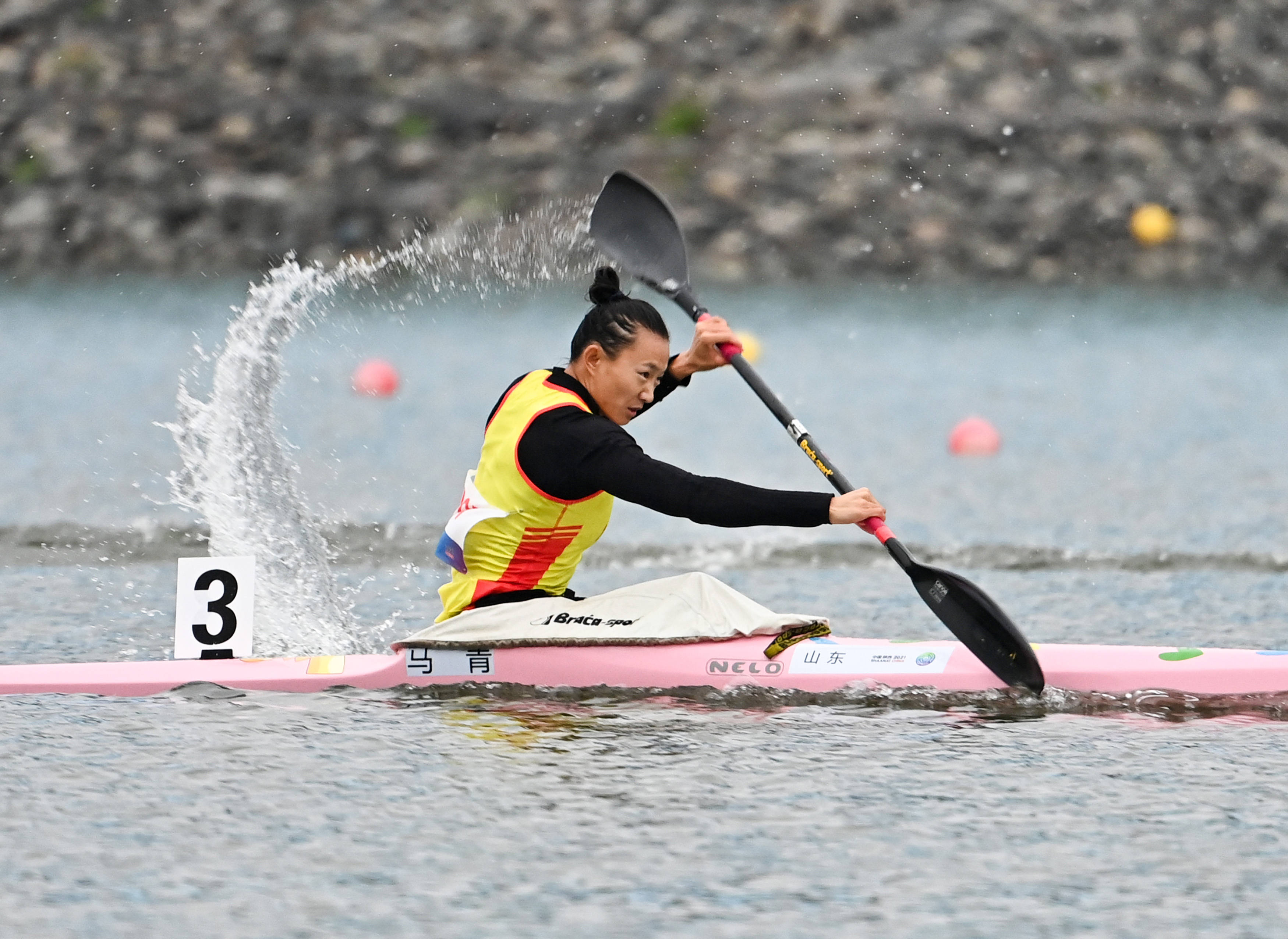 皮划艇比赛中选手奋勇前进，无惧风浪的简单介绍