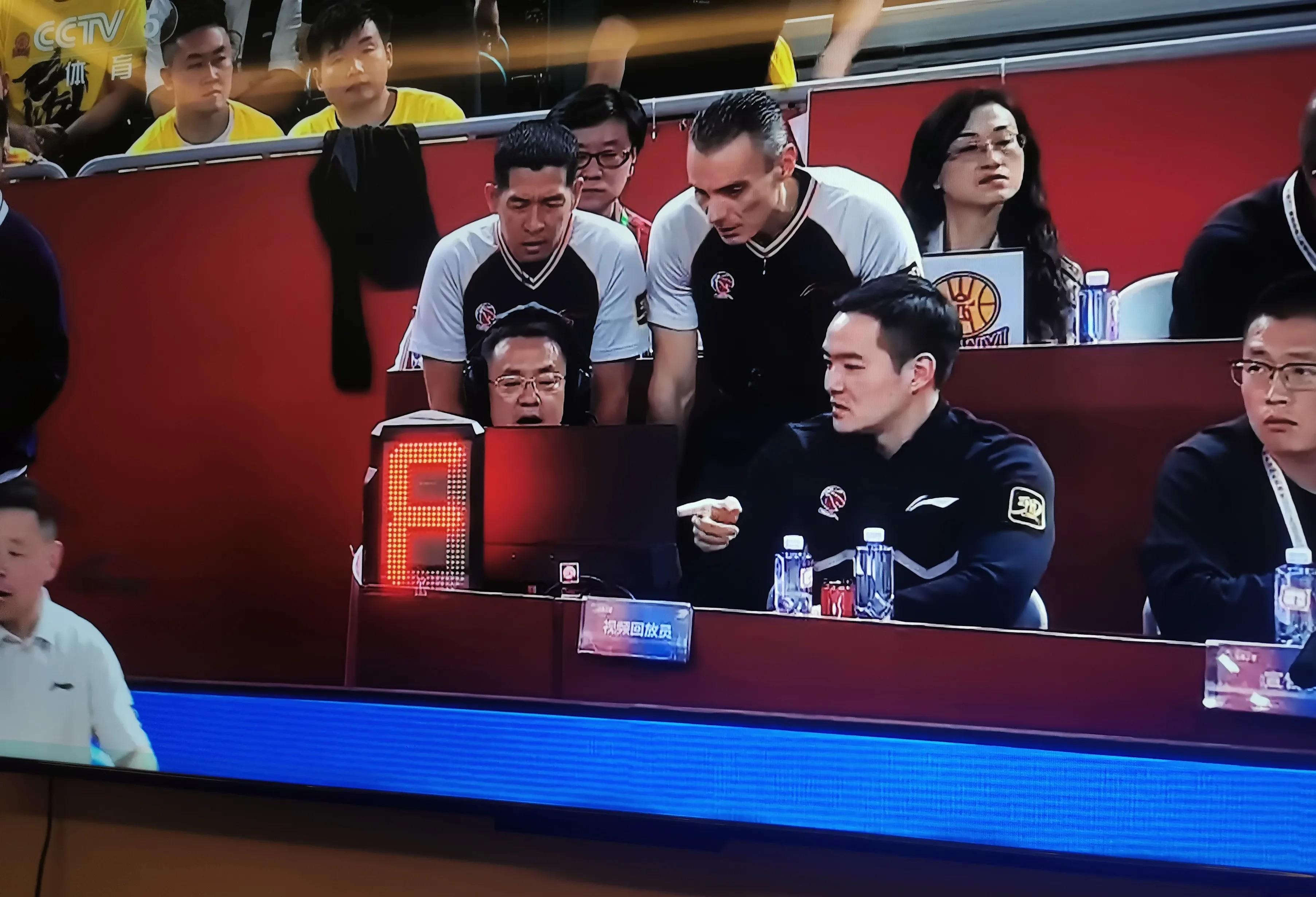 包含长时间丢球危机频现，球队主教练冲上场指挥的词条